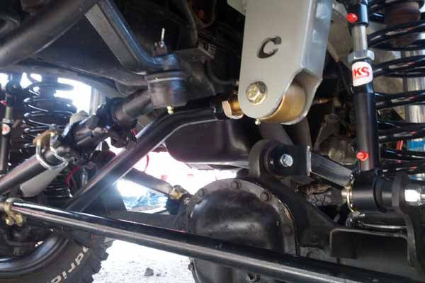 Clayton Off Road Adjustable Front Track Bar with OE-Height Bracket for 1984-2001 Jeep Cherokee XJ and 1993-1998 Grand Cherokee ZJ